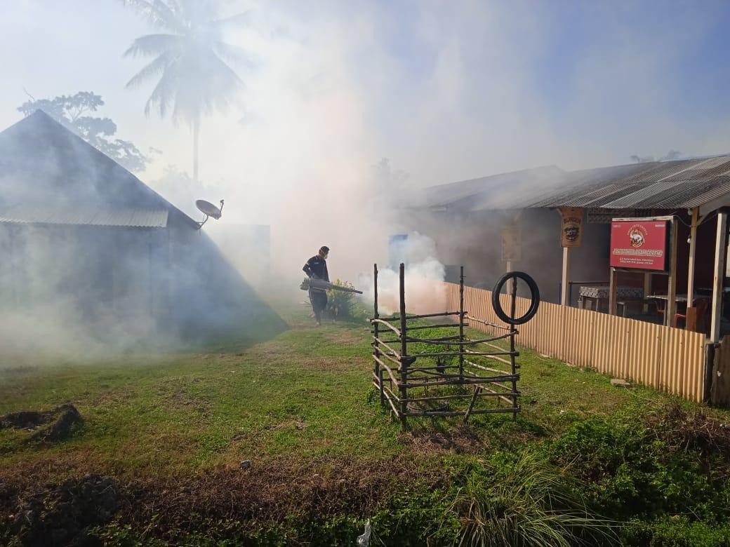 Puskesmas Tanjung Medang Lakukan Penyemprotan dan Penyuluhan untuk Cegah DBD